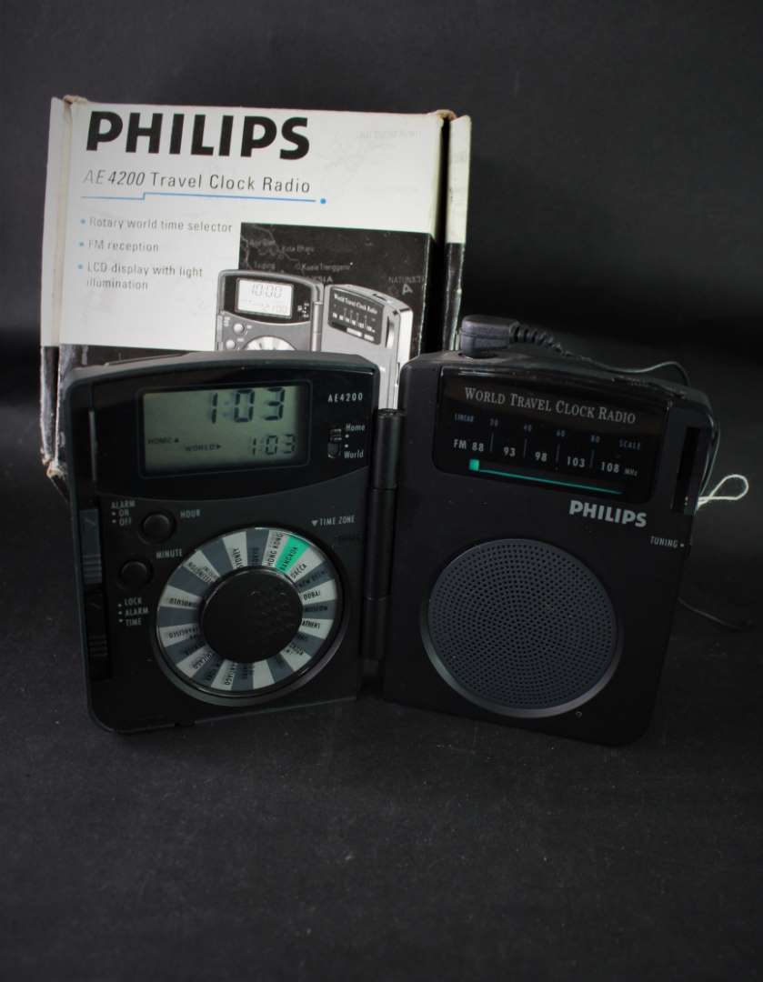 Philips World Travel Clock Radio AE4200 Vintage 1985 Retro FM Receiver Bifold