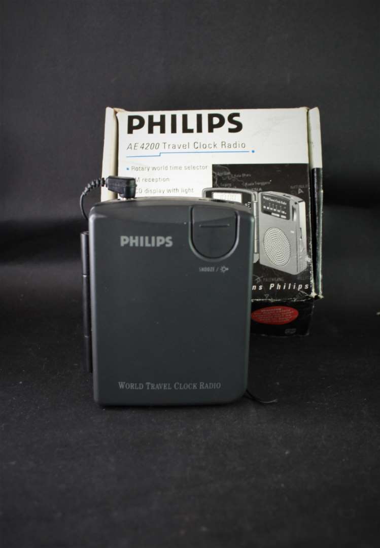 Philips World Travel Clock Radio AE4200 Vintage 1985 Retro FM Receiver Bifold