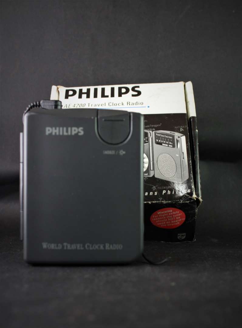 Philips World Travel Clock Radio AE4200 Vintage 1985 Retro FM Receiver Bifold