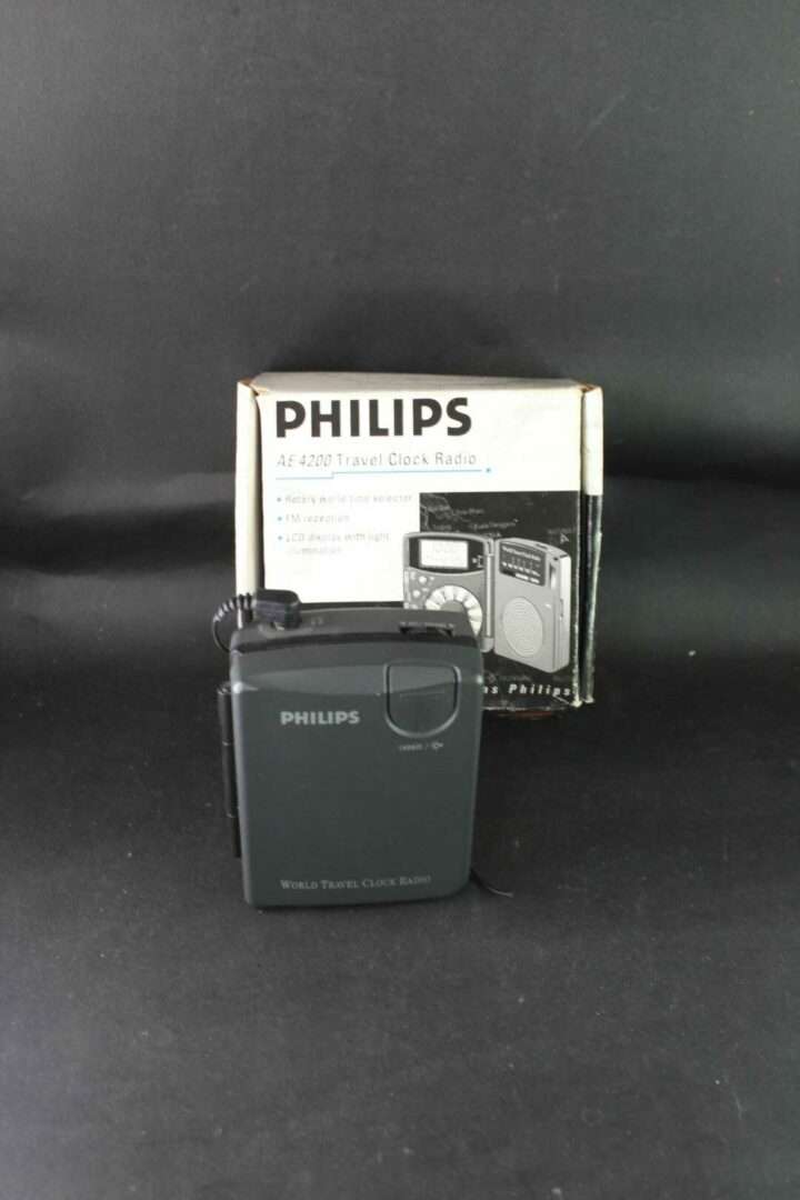 Philips World Travel Clock Radio AE4200 Vintage 1985 Retro FM Receiver Bifold